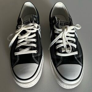 Converse star player..classic black and white size 8 men..